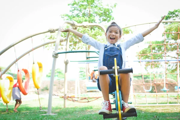 Aziatisch meisje spelen in Speeltuin gelukkig op vakantie — Stockfoto