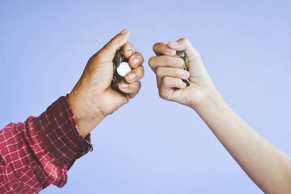 Velhas mãos segurando moedas — Fotografia de Stock