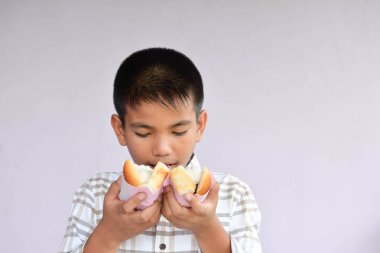 Yaz aylarında dondurma yiyen çocuk