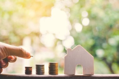 Kadın el ve para kavramı benim ev için para tasarrufu