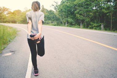 Sağlık, vintage sesi sele rengini için yolda çalışan kadın