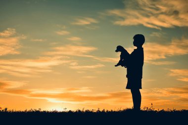 Küçük köpekle oynamayı siluet çocuk 