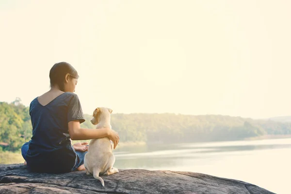 Chica feliz jugando con el perrito — Foto de Stock