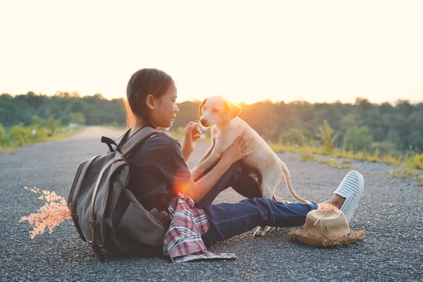 Feliz chica asiática mochila en el camino — Foto de Stock