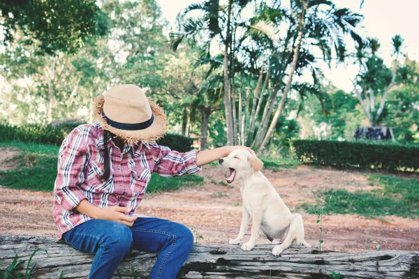 Feliz chica jugando con poco perro en el fondo de la naturaleza — Foto de Stock