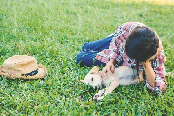 Ευτυχισμένος κορίτσι παίζει με το μικρό σκυλί στο παρασκήνιο της φύσης — Φωτογραφία Αρχείου