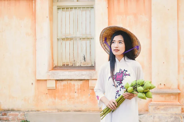 Hermosas mujeres Vietnam con vestido blanco ao dai en la ciudad vieja —  Fotos de Stock