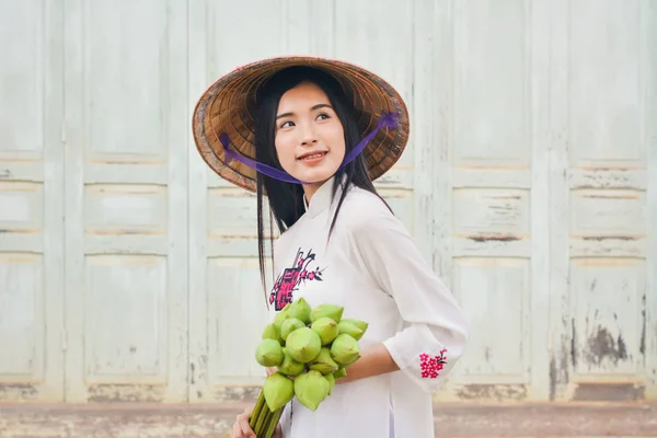 Beautiful women Vietnam with white ao dai dress in old city — Stock Photo, Image