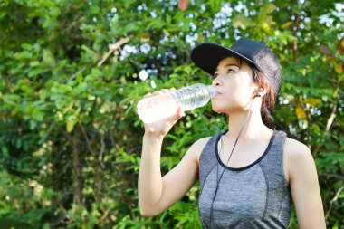 Kadınlar içme suyu ağaç arka planda