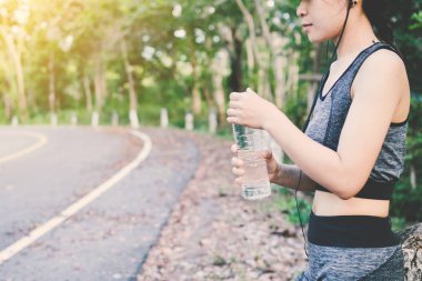 Sonra yol ve orman arka planda çalışan kadınların içme suyu