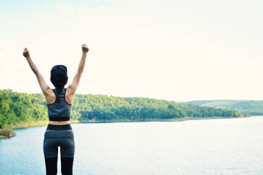 Doğa arka plan üzerinde duran kadınlar egzersiz