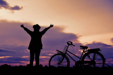 Siluet mutlu Asya hipster kadınlar bisiklet ile
