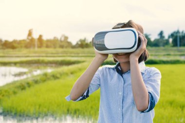 Asyalı kız VR sanal gerçeklik cam kutusu oynamak 