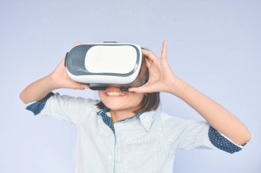 Asyalı kız VR sanal gerçeklik cam kutusu oynamak