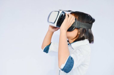 Asyalı kız VR sanal gerçeklik cam kutusu oynamak
