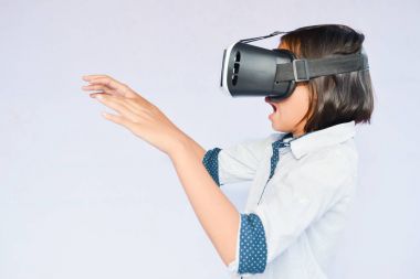 Asyalı kız VR sanal gerçeklik cam kutusu oynamak