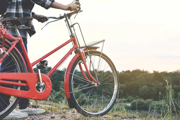 Szczęśliwy hipster azjatyckich kobiet z rowerem na drodze — Zdjęcie stockowe