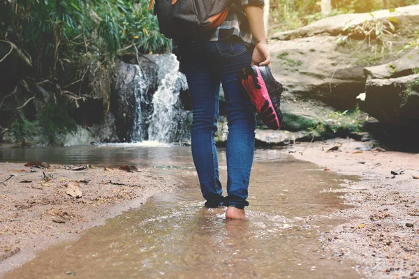 Schoenen en voeten vrouwen in de natuur — Stockfoto