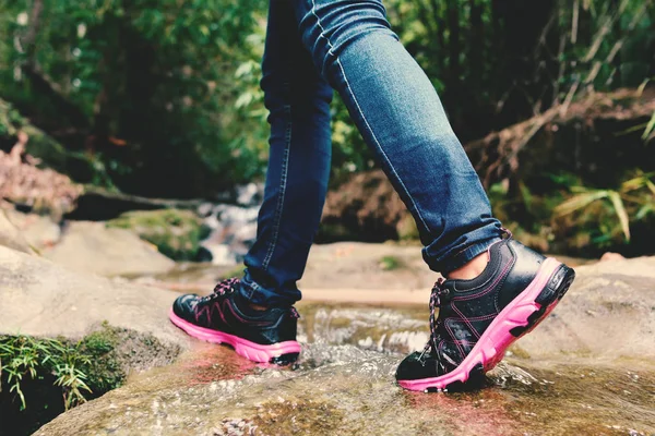 Shoes and feet women in nature — Stock Photo, Image