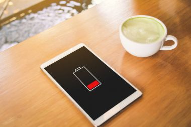 Yeşil çay Kupası ve tablet kafede alışveriş için zaman rahatlatıcı  