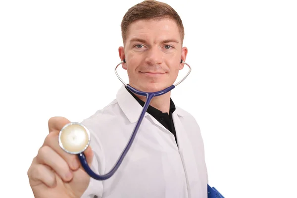 Portret van jonge mannelijke arts werkzaam op witte achtergrond — Stockfoto