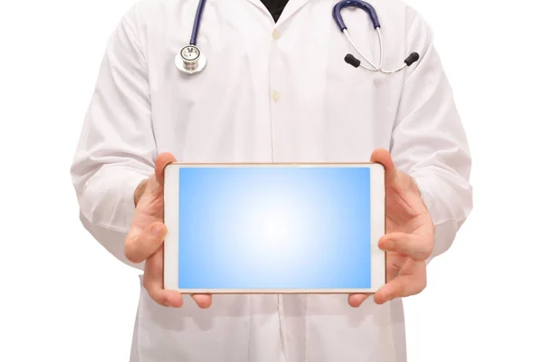 Retrato de un joven médico sosteniendo la tableta — Foto de Stock