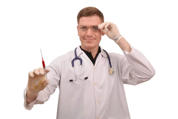 Retrato de un joven médico varón sosteniendo la aguja de inyección —  Fotos de Stock