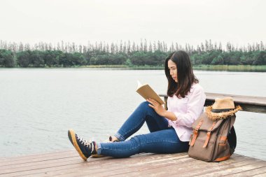 Mutlu Asyalı kadınlar bir kitap okuma 