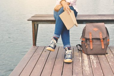 Mutlu Asyalı kadınlar bir kitap okuma 