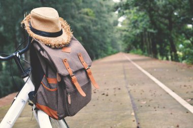 Kahverengi çanta ve doğa arka planda beyaz Bisiklet