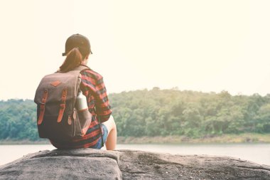 Mutlu Asyalı kadınlar doğa arka planda sırt çantası