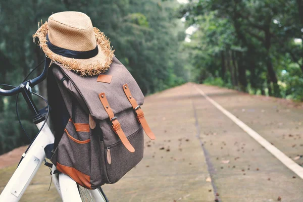 Bolsa marrón y bicicleta blanca en el fondo de la naturaleza —  Fotos de Stock