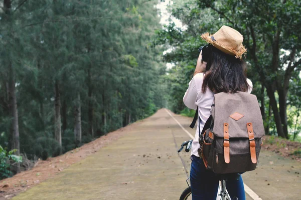 Gelukkig vrouwen backpacker met schieten in de achtergrond van de natuur — Stockfoto