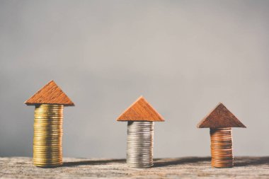 Sikke ahşap kavram üzerinde tasarruf için emlak