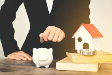 Sikke ve beyaz kumbara holding iş kadınları büyütme yaptırın 