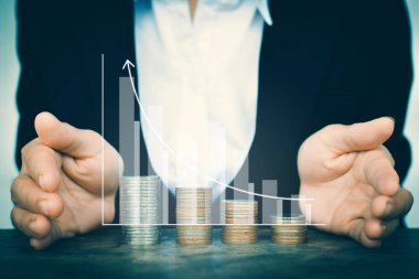 İş kadınları için grafik ve ok ile para tasarrufu