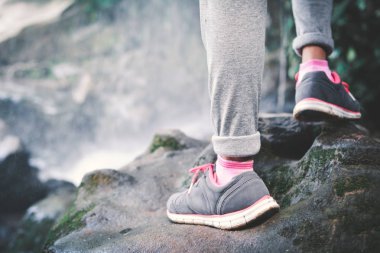 Hippi kız şelale arka planda yürüyüş metrelik