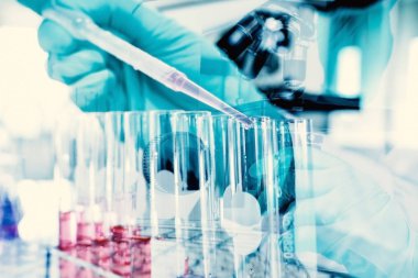 Çift pozlama bilim deneme test tüpü tutan el