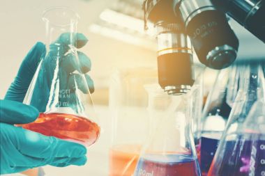 Çift pozlama bilim deneme test tüpü tutan el