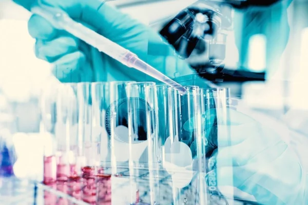 Çift pozlama bilim deneme test tüpü tutan el