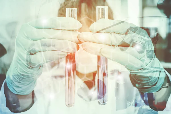 Dupla exposição do tubo de teste de retenção manual de experimentos científicos — Fotografia de Stock