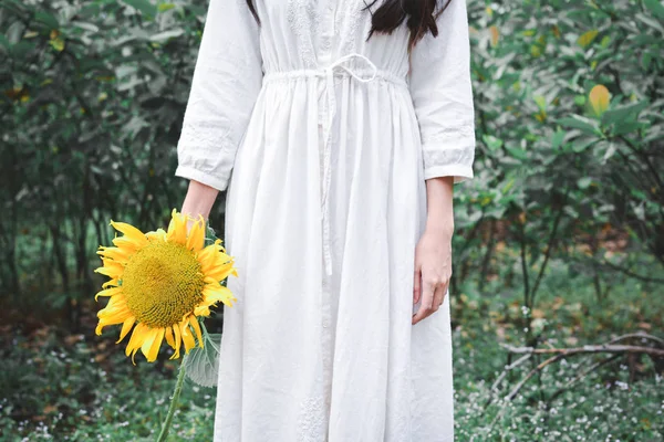 Hipster-Frauen halten Sonnenblumen in der Hand — Stockfoto