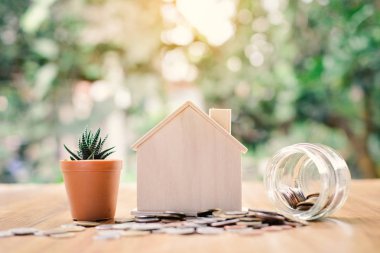 Sikke ve kaktüs masasındaki ile ahşap ev 