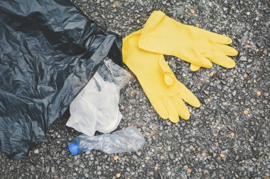 Sarı eldivenler ve çöp kutusu çanta kadar yakın 