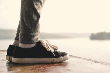 Ayak kız parkta ayakta 