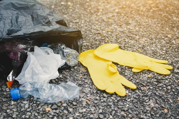 Bliska bin worek na śmieci i rękawice żółty — Zdjęcie stockowe