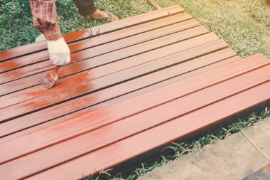 Dostum, iş el çelik fırça boyama tutarak kapatmak 