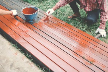 Dostum, iş el çelik fırça boyama tutarak kapatmak