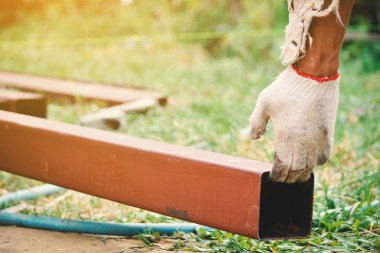 Dostum, iş el çelik tutarak kapatmak