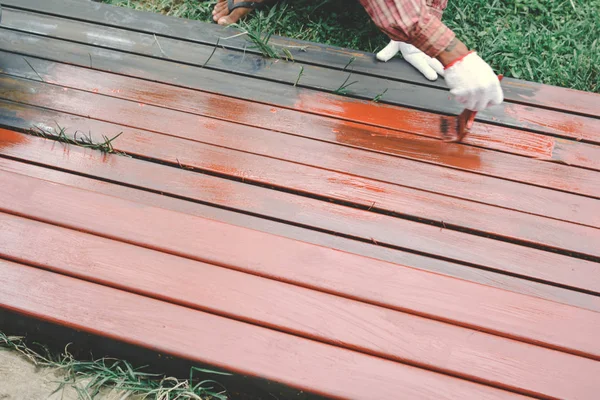 Dostum, iş el çelik fırça boyama tutarak kapatmak 